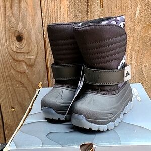 NWT High Sierra Toddlers Size 6 Winter Black Light Up Boots